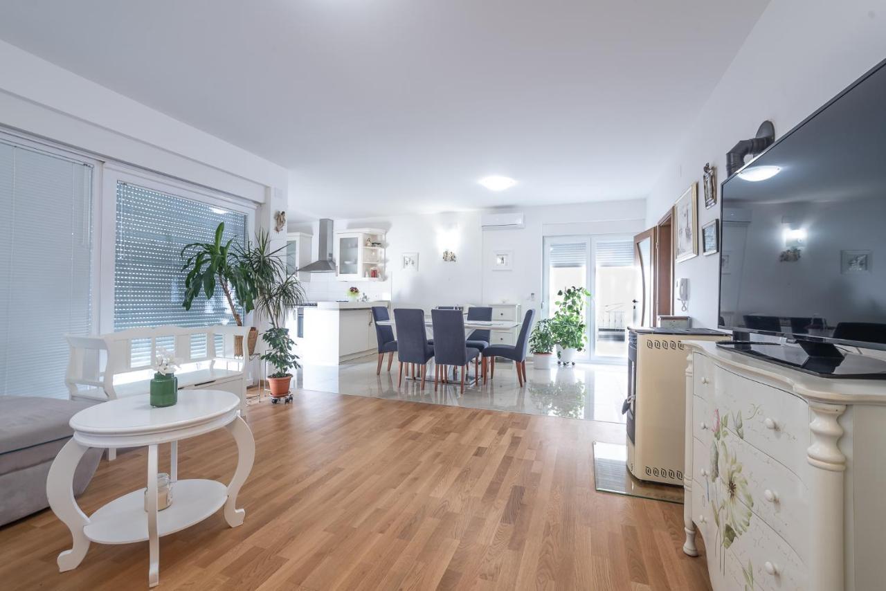 Apartments Sandrina 브르시 외부 사진