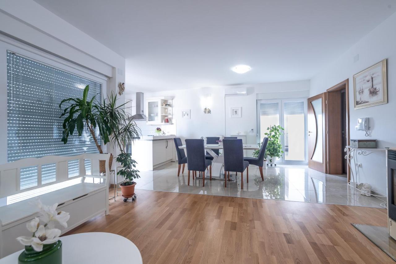 Apartments Sandrina 브르시 외부 사진