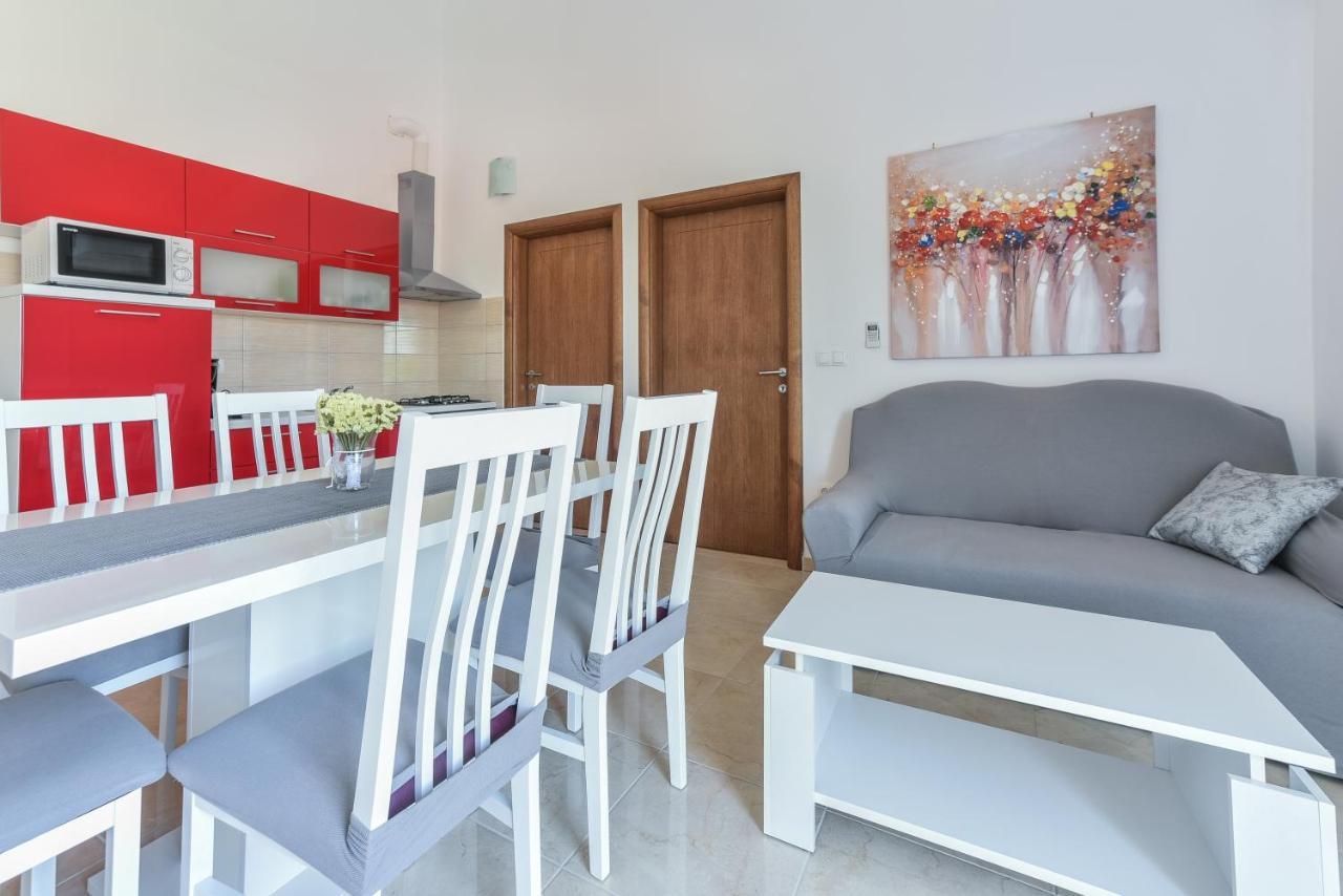 Apartments Sandrina 브르시 외부 사진